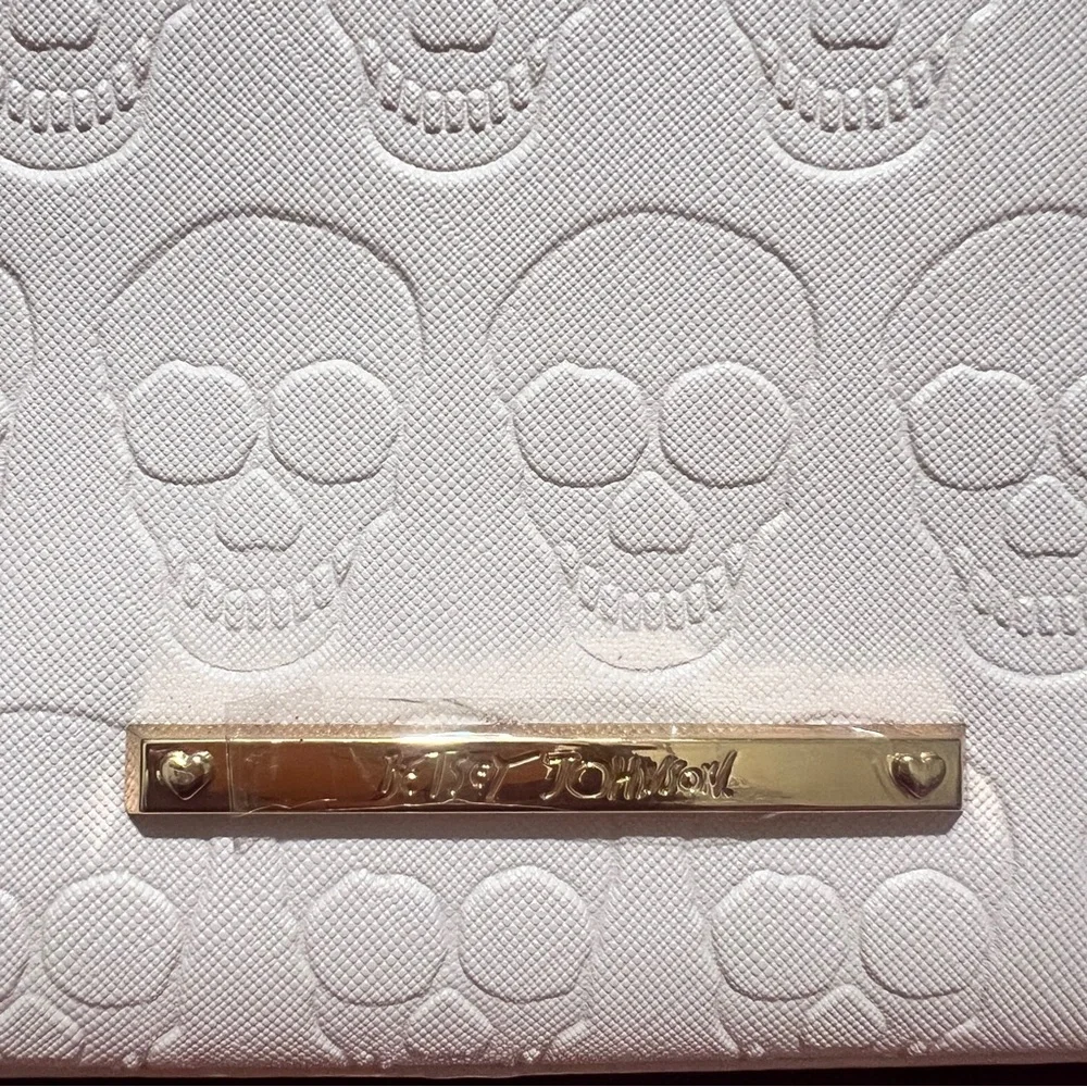 White Skull Embossed Handbag - Picture 12 of 13